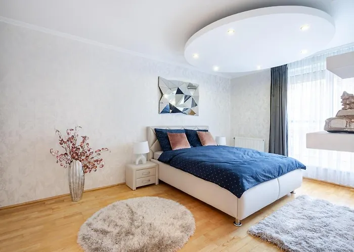 Beautiful Three Bedrooms Apartment With Free Parking Close To The Danube Coast
