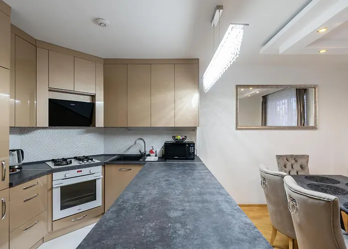 Beautiful Three Bedrooms Apartment With Free Parking Close To The Danube Coast