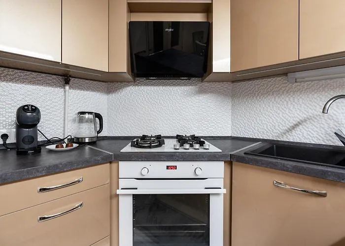 Beautiful Three Bedrooms Apartment With Free Parking Close To The Danube Coast