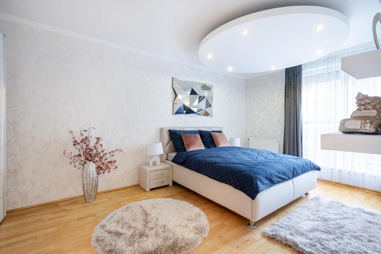 Beautiful Three Bedrooms With Free Parking Close To The Danube Coast Appartamento