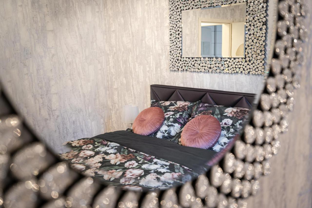 Beautiful Three Bedrooms With Free Parking Close To The Danube Coast