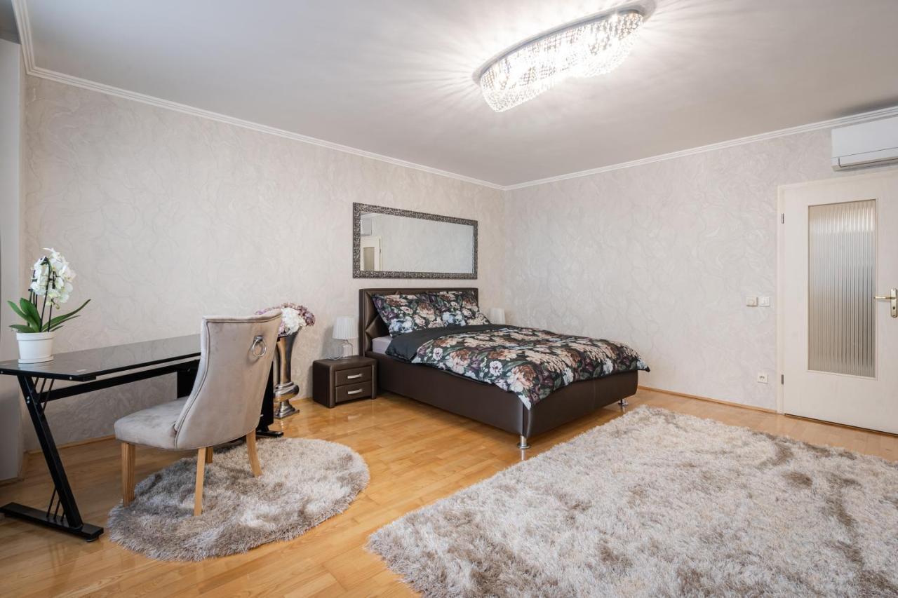 Beautiful Three Bedrooms With Free Parking Close To The Danube Coast