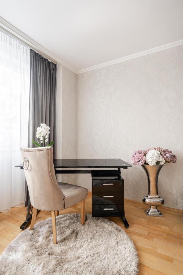 Beautiful Three Bedrooms With Free Parking Close To The Danube Coast Appartamento