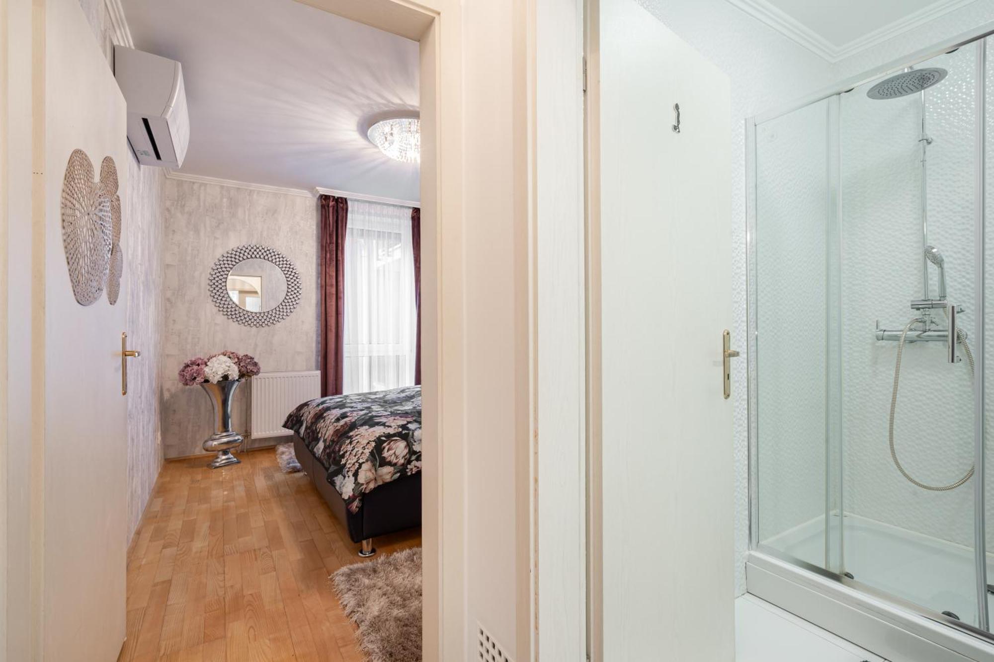 Beautiful Three Bedrooms With Free Parking Close To The Danube Coast Appartamento *