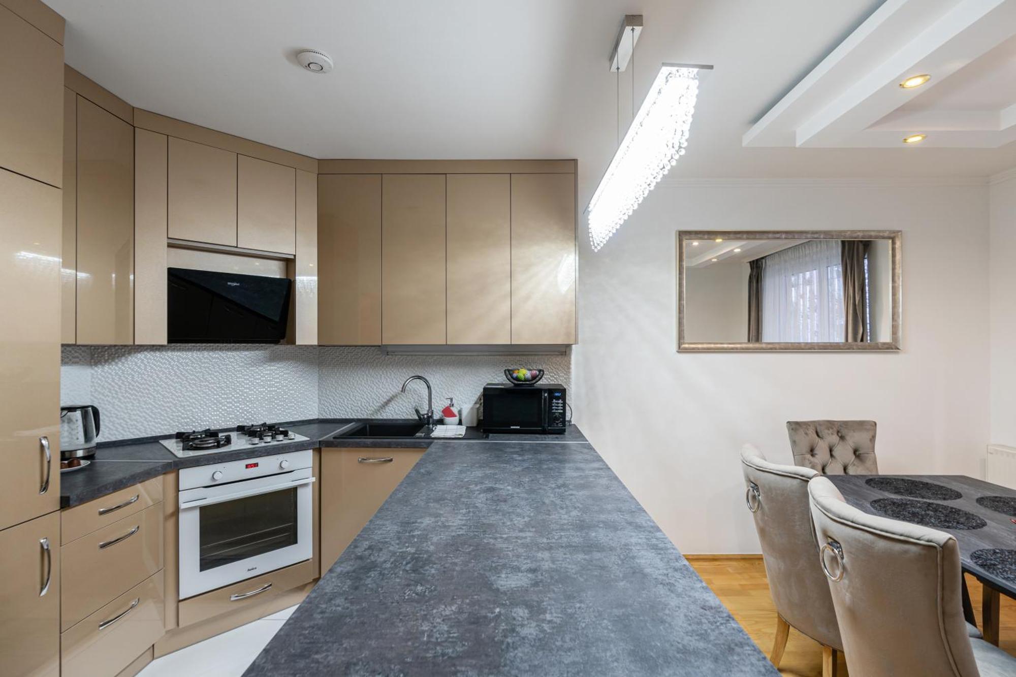 Beautiful Three Bedrooms With Free Parking Close To The Danube Coast