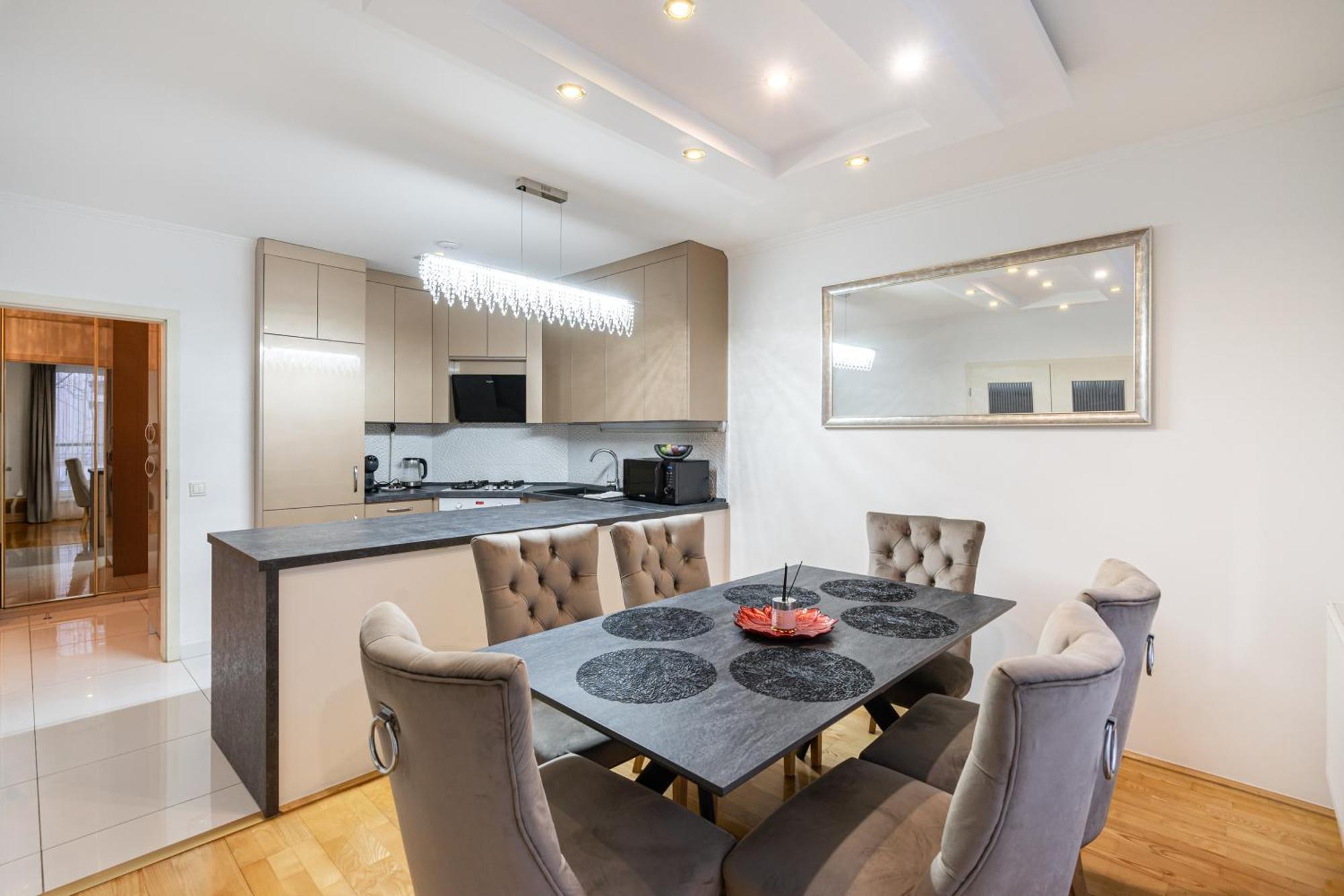 Beautiful Three Bedrooms With Free Parking Close To The Danube Coast Appartamento *